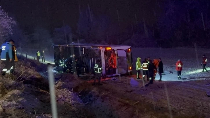 Yolcu Otobüsü Tarlaya  Devrildi, 33 Yaralı Var! 