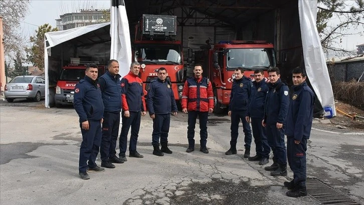 Yüzlerce Kişiyi Enkazdan Kurtaran Ekip Konteynerde Çalışmalara Devam Ediyor