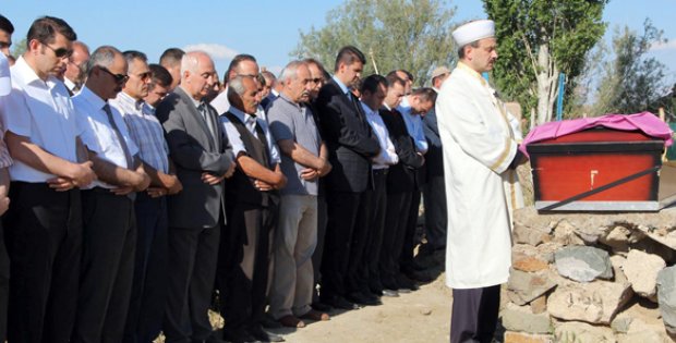 Gözyaşlarıyla Defnetti