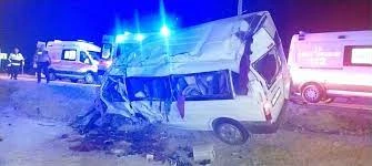 Tarım İşçilerini Taşıyan Minibüs Otomobille Çarpıştı