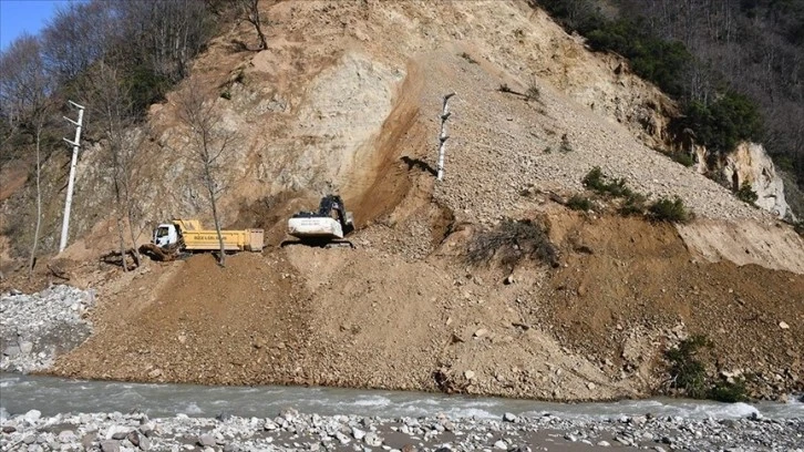 Heyelan Nedeniyle 4 Köy ve 2 Mahalleye Ulaşım Sağlanamıyor