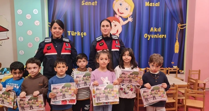 Jandarma Boyama Kitabı Dağıttı