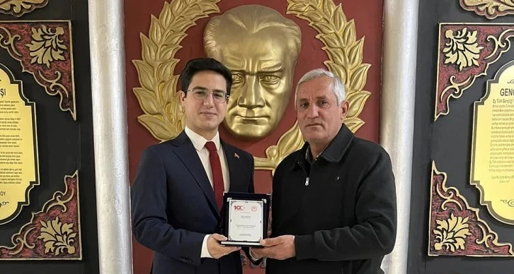 Muhtarlara 100. Yıla Özel Plaket 