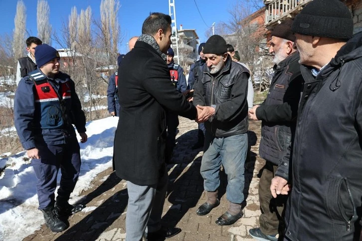 Sivas'ta Evi Yanan Yaşlı Çifte İlçe Kaymakamından Yardım Eli 