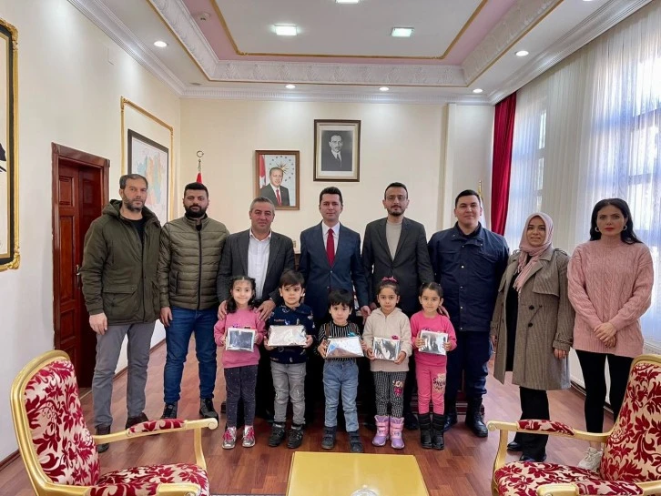 Sivaslı Miniklerden Şehit Ailesine Duygulandıran Hediye 