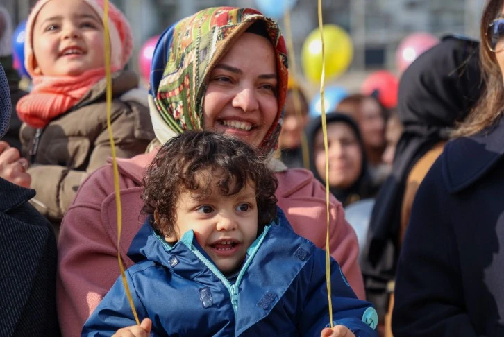 Sivaslı Vatandaşlar Baybars Bebek İçin Gökyüzüne Balon Bıraktı!