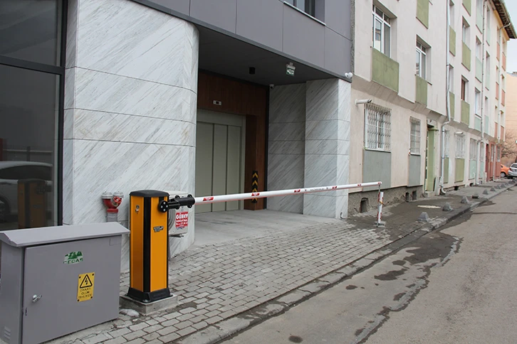 Sivas'ta Kaldırım Ortasında Bariyer!