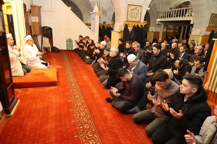 Sivas'ta Eller Depremzedeler İçin Semaya Kalktı 