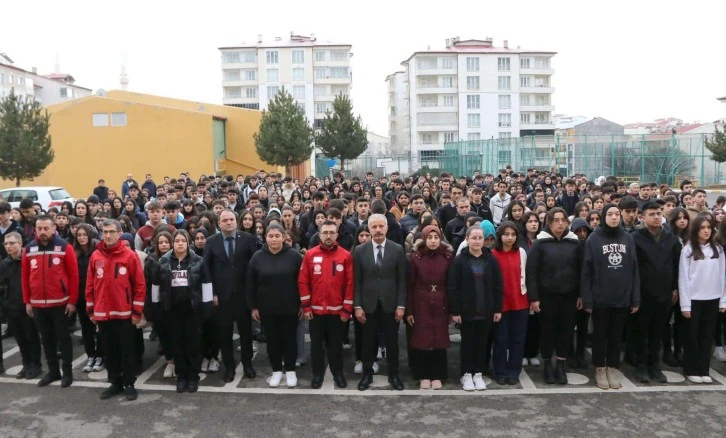 Depremde Hayatını Kaybedenler İçin Saygı Duruşunda Bulundular