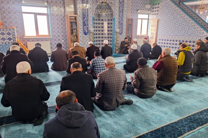 Hafik'te, Depremlerde Hayatını Kaybedenler İçin Mevlit Okutuldu
