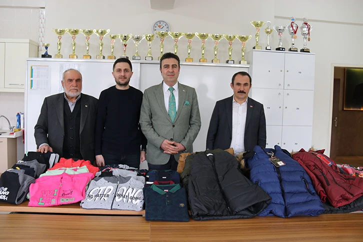 Sivas'ta Öğrencilere Kışlık Mont Dağıtıldı! 