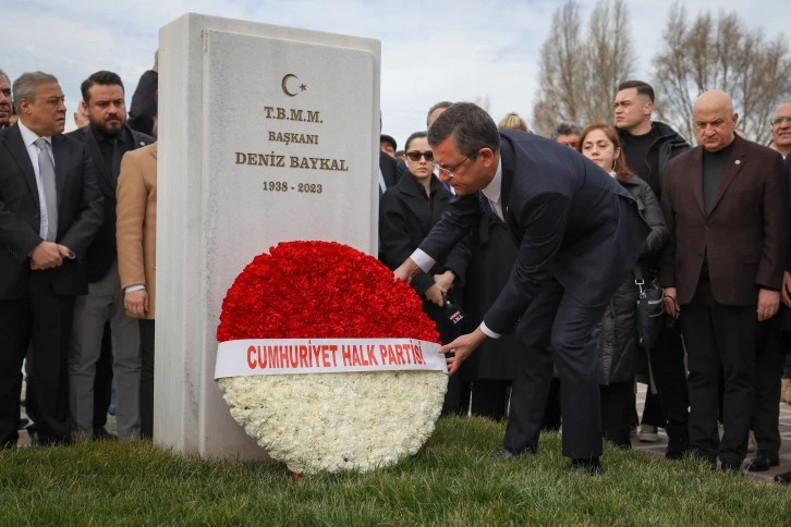Eski CHP Genel Başkanı Deniz Baykal Mezarı Başında Anıldı