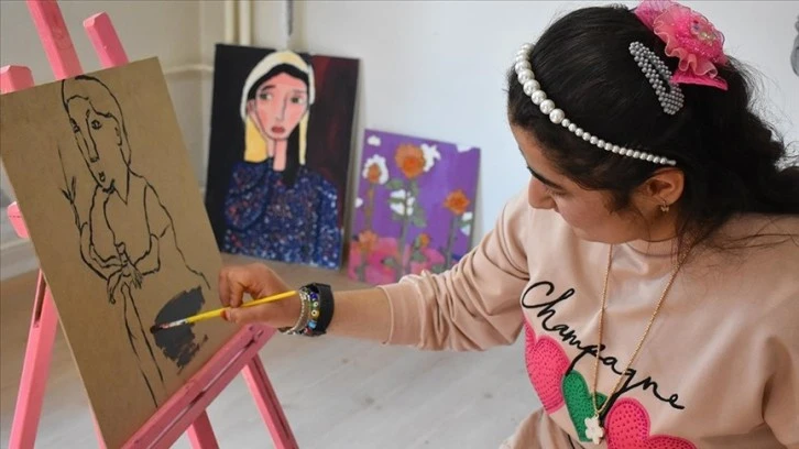 Özel Gereksinimli Zehra'nın Resim Yeteneği Hayatını Renklendirdi