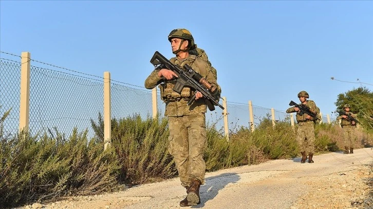 Yasa Dışı Yollarla Türkiye'ye Girmeye Çalışan 17 Kişi Yakalandı 
