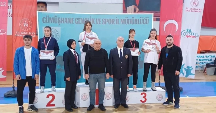 Sivaslı Karateciler Kürsüyü Boş Bırakmadı