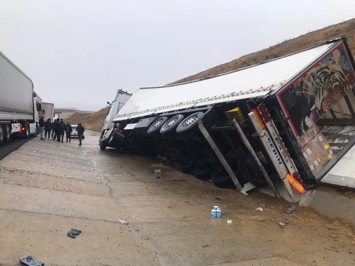Kontrolden Çıkan TIR Şarampole Devrildi