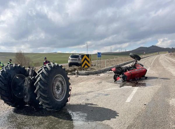 Otomobilin Çarptığı Traktör İkiye Ayrıldı