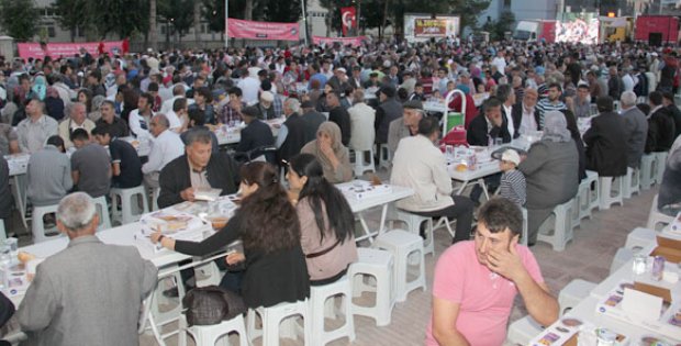 Binlerce Zaralı Hep Birlikte İftar Yaptı