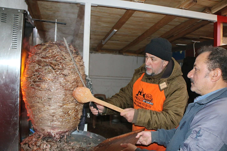 Sivas'ta Müezzinden Camiye Gelen Öğrencilere Döner İkramı