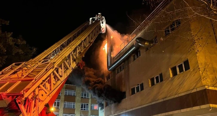 4 Katlı Bina Alevlere Teslim Oldu 