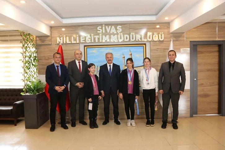 Müdür Yener, Başarılı Sporcuları Kutladı