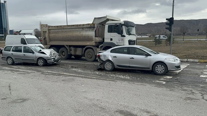Sivas-Ankara Karayolu Üzerinde Kaza: 3 Yaralı