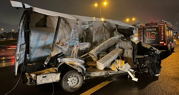 TIR'a Çarpan Panelvan İkiye Bölündü: 1 Ağır Yaralı 