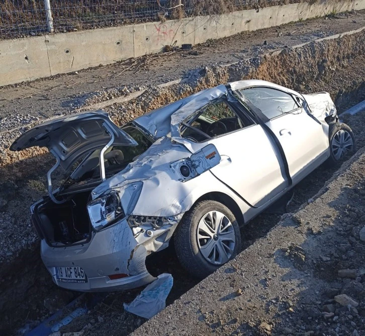 Kontrolden çıkan otomobil altyapı için açılan çukura yuvarlandı