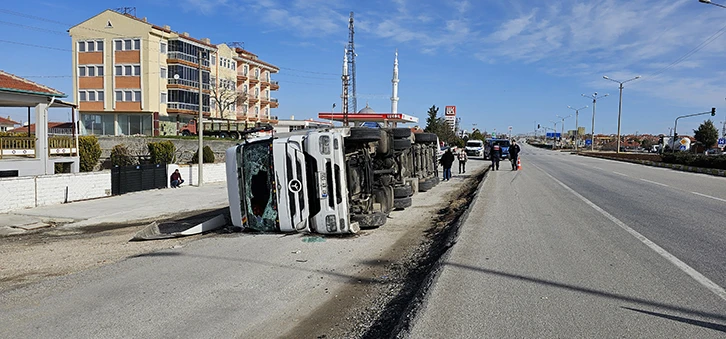 Devrilen TIR'ın Sürücüsü Yaralandı 