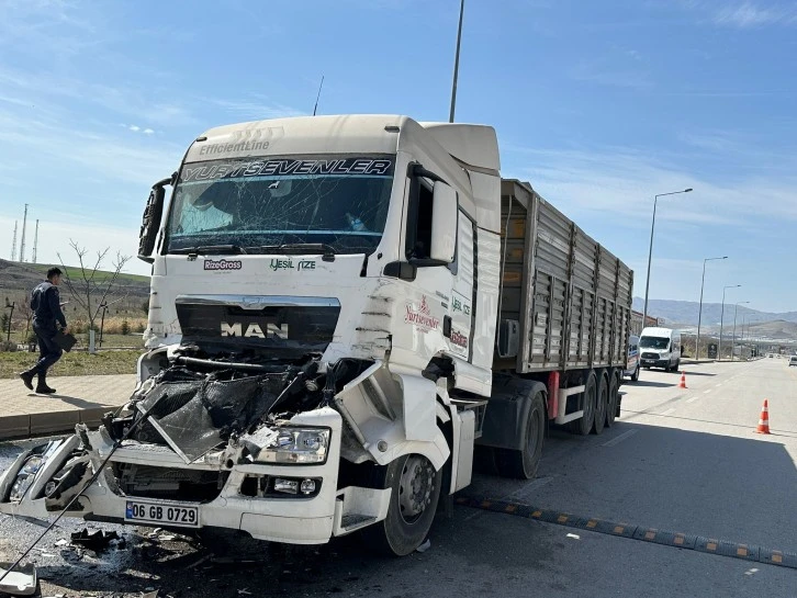 İki TIR Çarpıştı, Yaralanan Sürücü Hayatını Kaybetti 