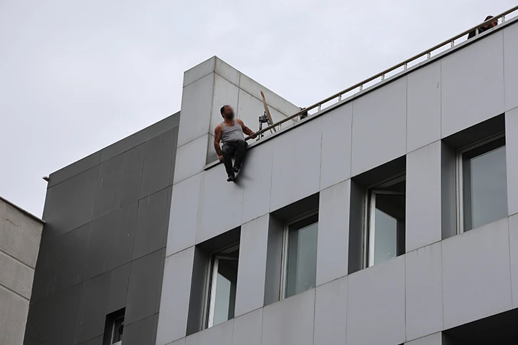 Çatıya Çıkan Kişi, Polis Ekiplerince İkna Edildi