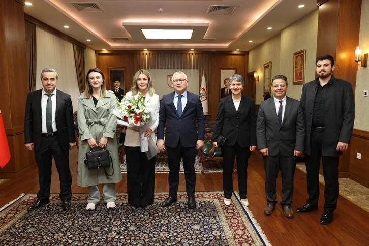 Vali Şimşek'ten Eşine Çiçekli Kutlama