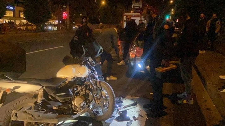 Motosiklet Park Halindeki Otomobile Çarptı