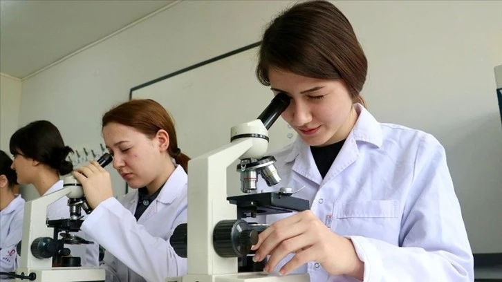  Meslek Lisesi Öğrencileri Turşu Suyundan Sıvı Gübre Üretti