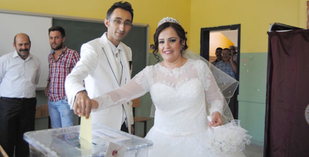 Düğünden Önce Oy Kullanmaya Gittiler