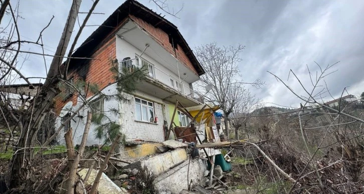 Heyelan Nedeniyle 2 Katlı Ev Boşaltıldı 