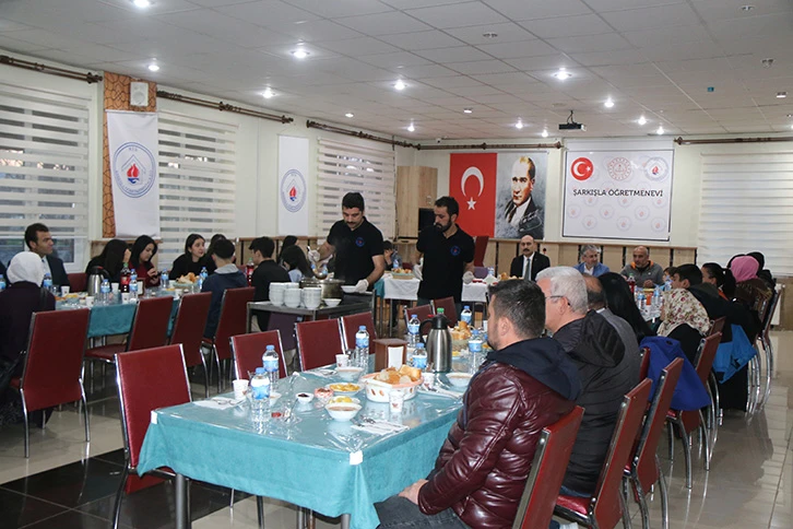 Şarkışla Kaymakamı Öztürk, Çocuklarla İftar Yaptı