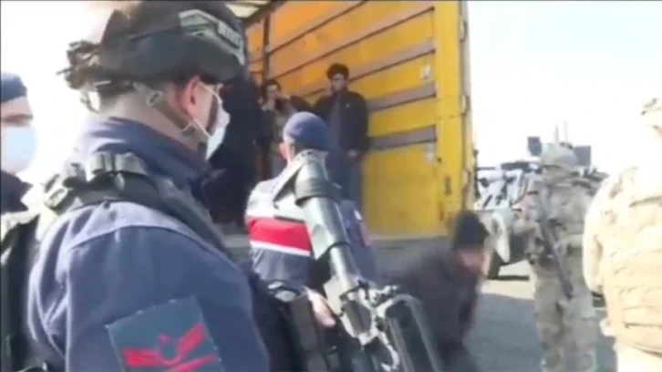 44 Göçmen Kaçakçısı Yakalandı