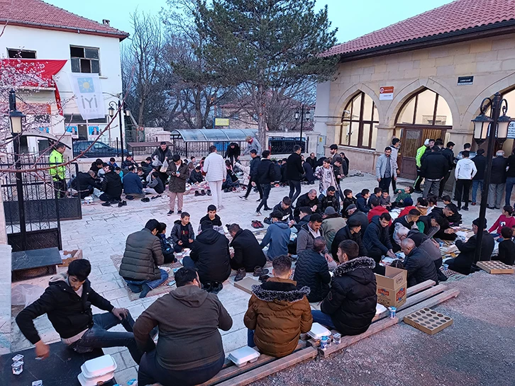 Gemerek'te Çocuklar ve Cami Cemaati İftarda Buluştu 