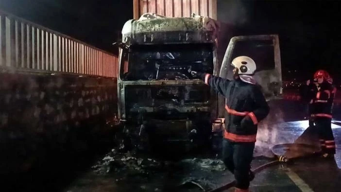 Seyir Halindeyken Yanan Tır Küle Döndü