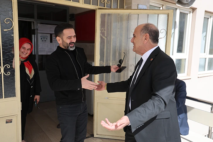 Seçim Bitmeden Kazandığını İlan Etti 