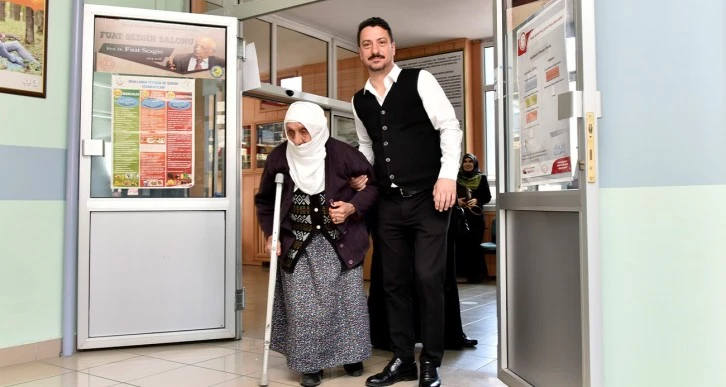 112 Yaşında Koltuk Değnekleriyle Oy Kullanmaya Gitti 