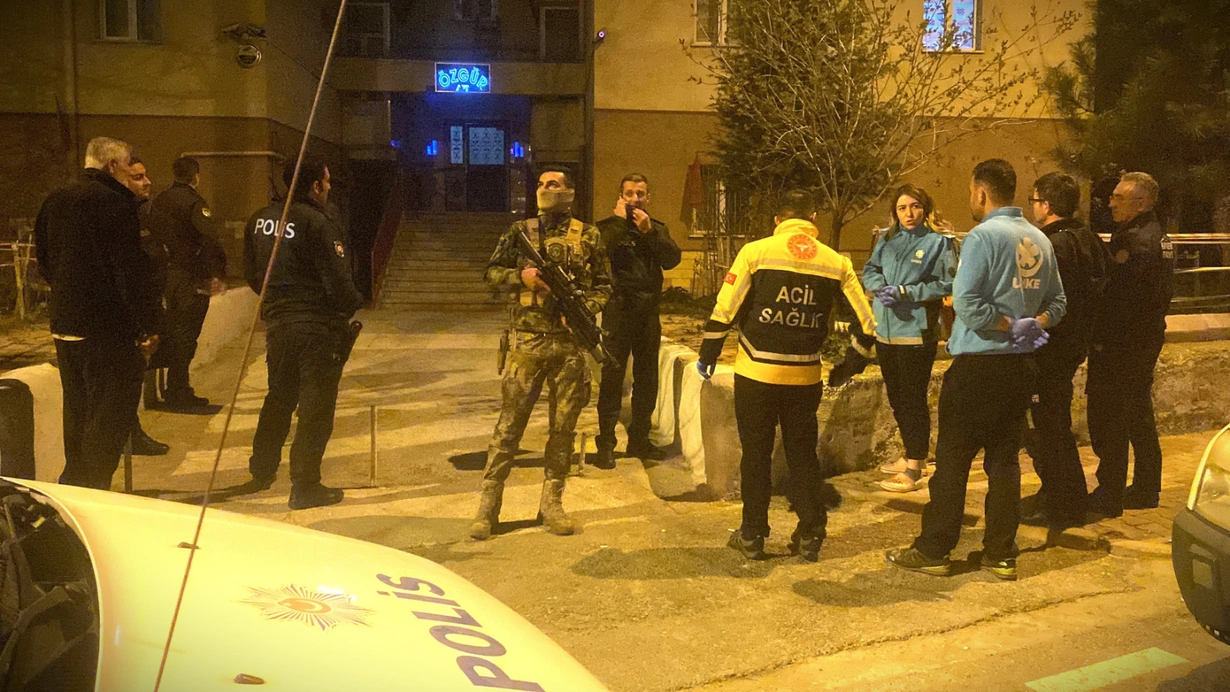 Suç Makinesi Ailesini Rehin Aldı! Özel Harekat Polisleri Geldi