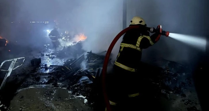 Palet fabrikası alev alev yandı