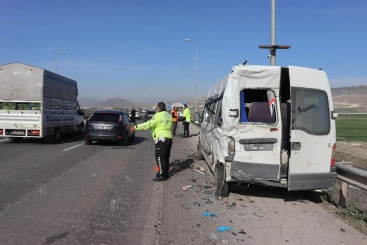 Kamyonet işçi servisine çarptı: Çok sayıda yaralı var