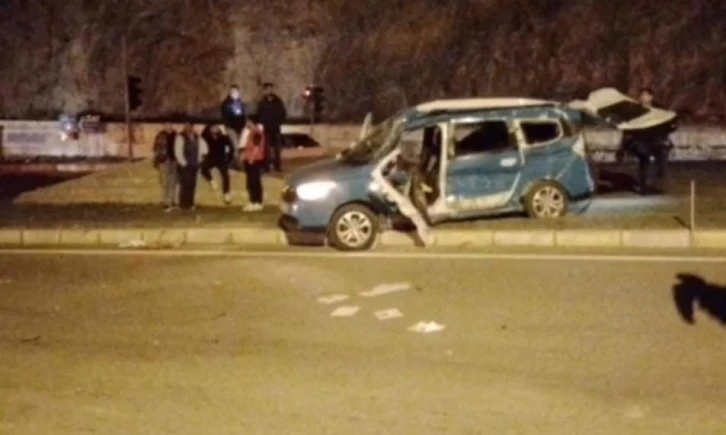 TIR, hafif ticari araca çarptı: 2 ölü, 1 yaralı