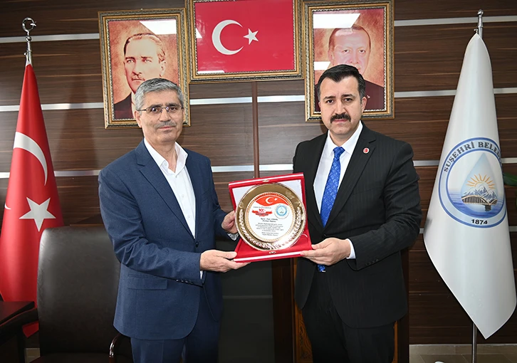 Suşehri Belediye Başkanlığına seçilen Kayaoğlu, görevine başladı