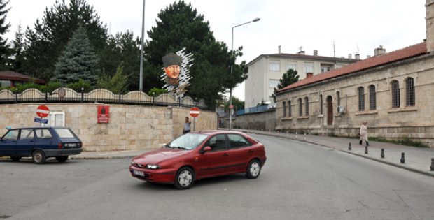 Yol Ortasında Bir Otomobil!
