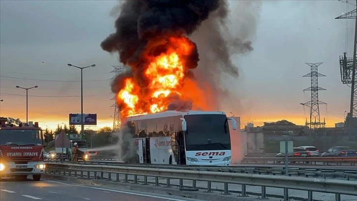 İki yolcu otobüsü alevlere teslim oldu 
