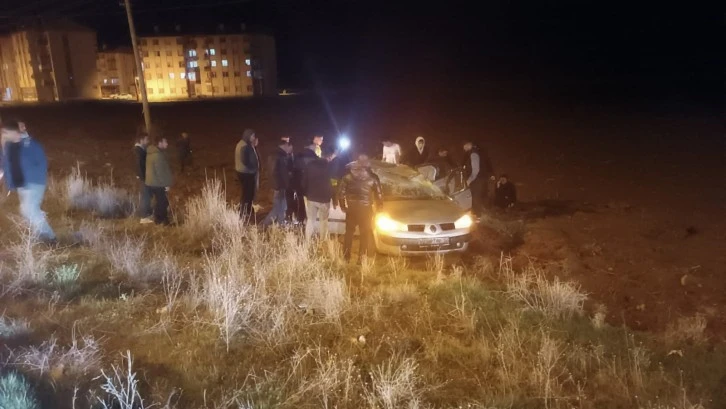Sivas'ta devrilen otomobildeki 5 kişi yaralandı